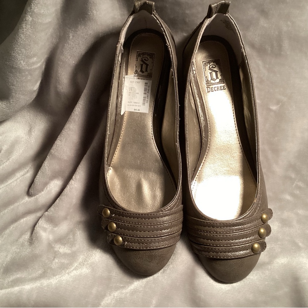 Women’s flat pumps. Size 9 medium. NWT. Grey/taupe color. New in Box